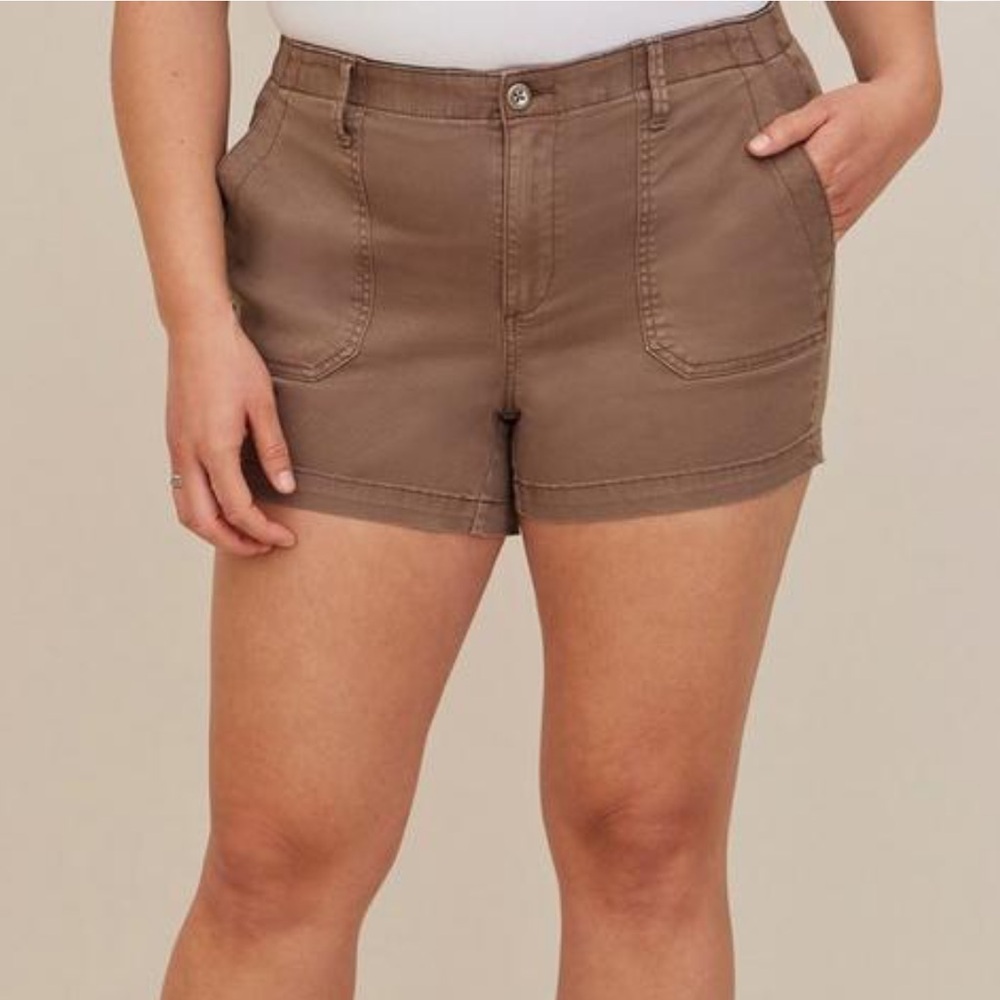 Torrid high rise chino short size 26